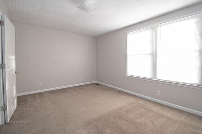 Building Photo - 814 Golf View Pl