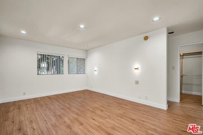 Building Photo - 11656 Montana Ave