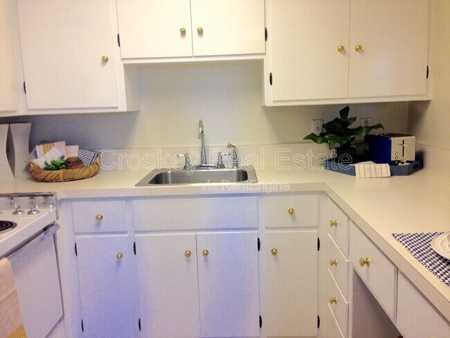 Building Photo - 1250 Escobar St