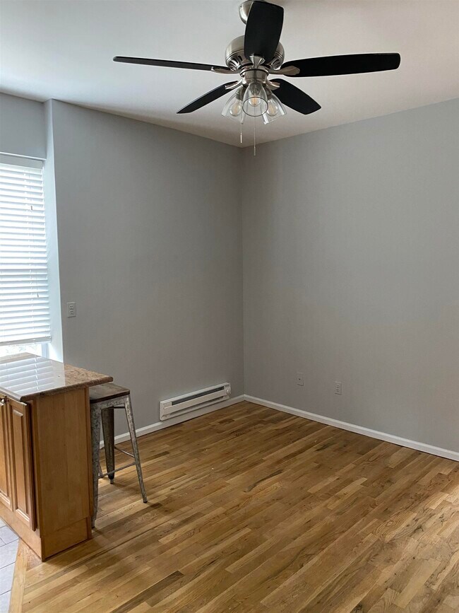 Building Photo - 734 Adams St