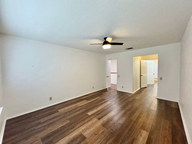 Building Photo - Big 4 Bedroom Home in Stone Oak!