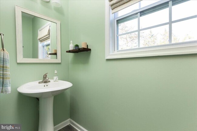 Building Photo - 321 Whispering Echos Dr