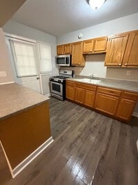 Building Photo - 3 Bedroom Townhome