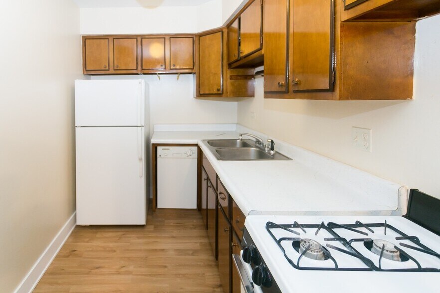 Building Photo - 675 W Wrightwood Ave
