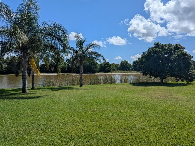 Building Photo - 411 SW Vista Lake Dr