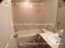 Building Photo - First Floor/Pet Friendly/Pool/GREAT Location