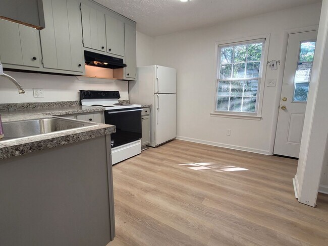 Building Photo - 2BD 1BA Home (Newly Renovated, Yardcare In...