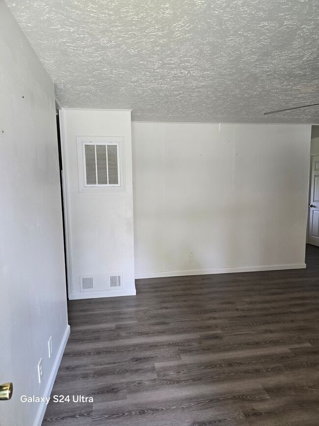 Building Photo - 4 Bed/ 1 Bath plus bonus space