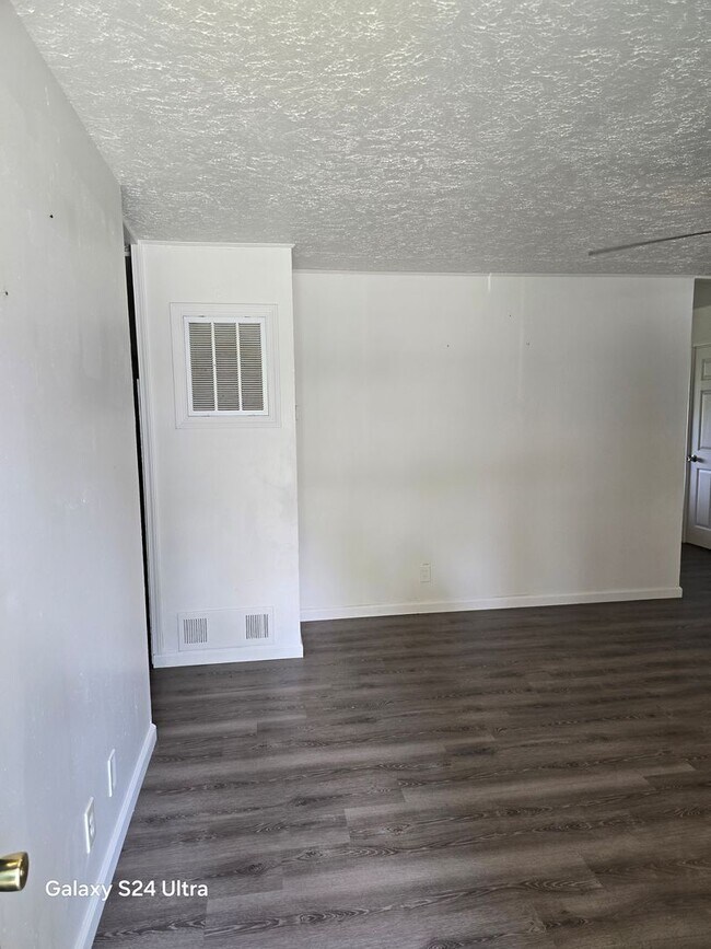 Building Photo - LIMITED TIME**NO APPLICATION FEE**1/2 OFF DEPOSIT**