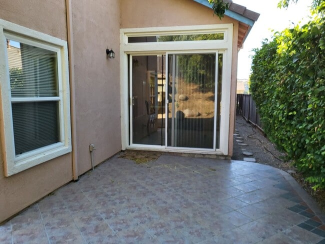 Building Photo - Very Nice Single Story Home