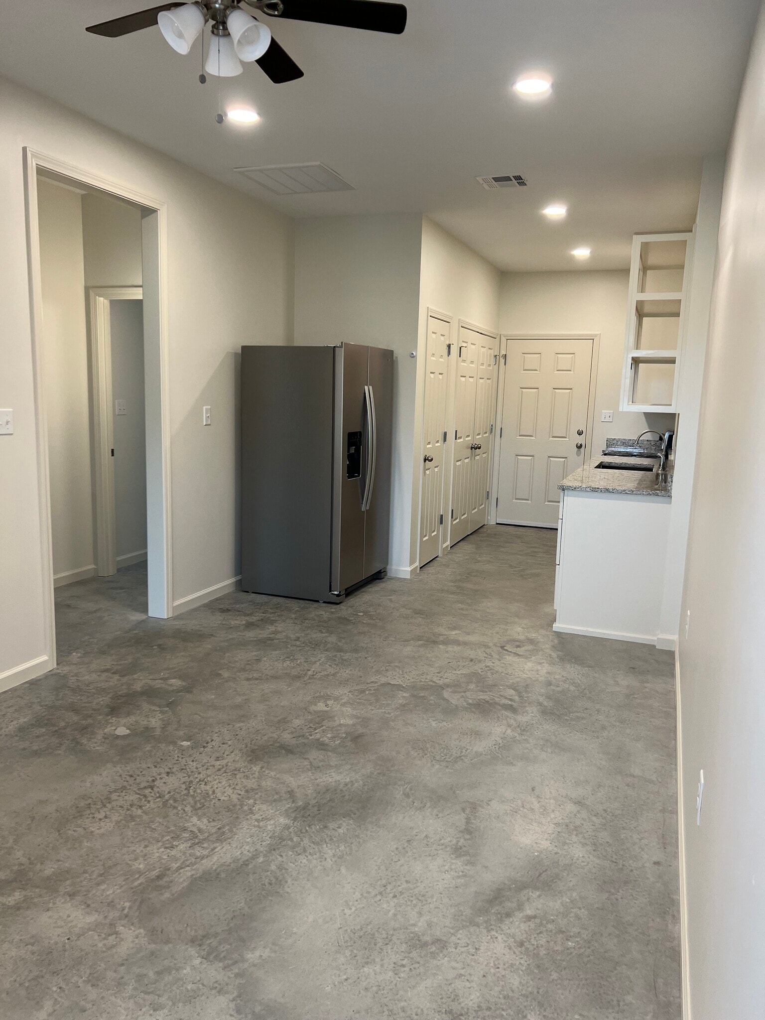 Building Photo - 299 Sara St