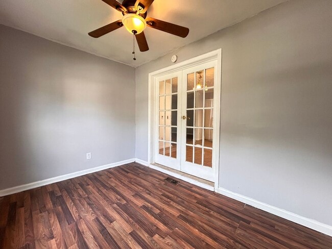 Building Photo - Spacious 4-Bedroom Home W/Sunroom & Large ...