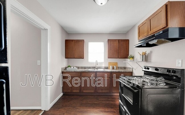 Building Photo - 472 W 66th St