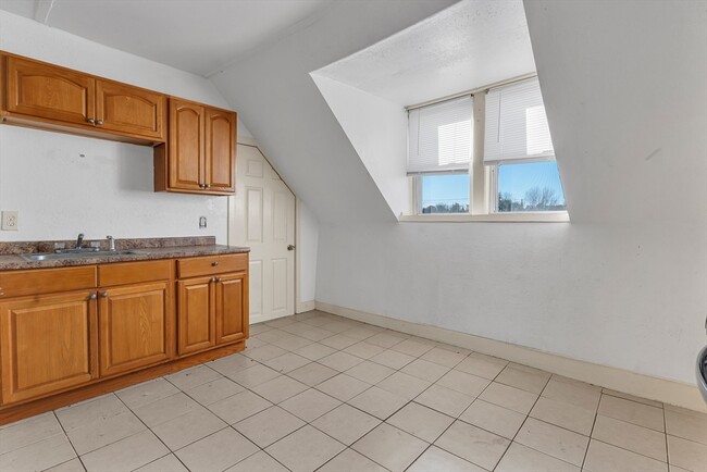 Building Photo - 13R Plain St