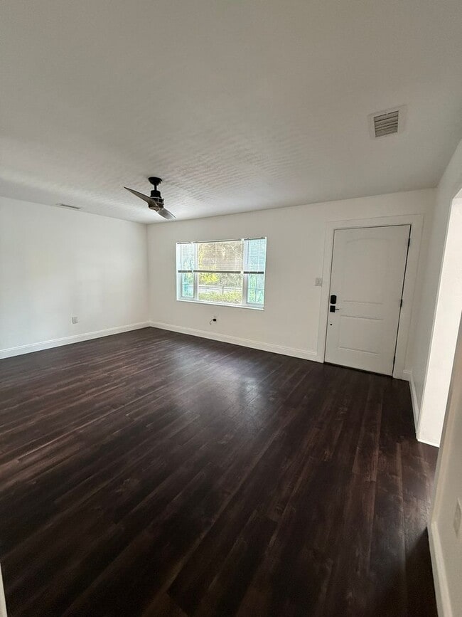 Building Photo - Renovated 2/1 Home walkable to Downtown De...