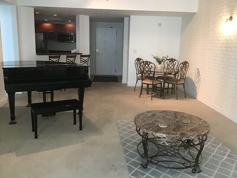 Building Photo - 231 Riverside Dr