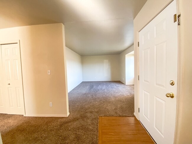 Building Photo - 3025 N Maple Grove Rd