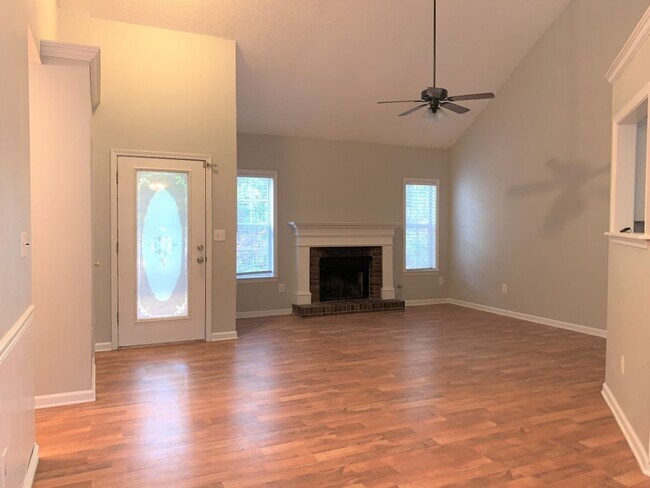 Building Photo - Wow! Northgate district! 3 bed, 2 bath, ra...