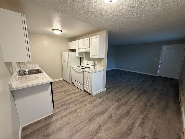 Building Photo - Convenient Location and Comfortable Living!