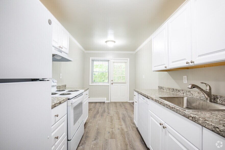 Maple Crest Garden Apartments at Port Jeffers 645 Belle Terre Rd Port