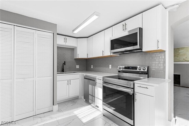 Building Photo - 4472 E Riverside Dr