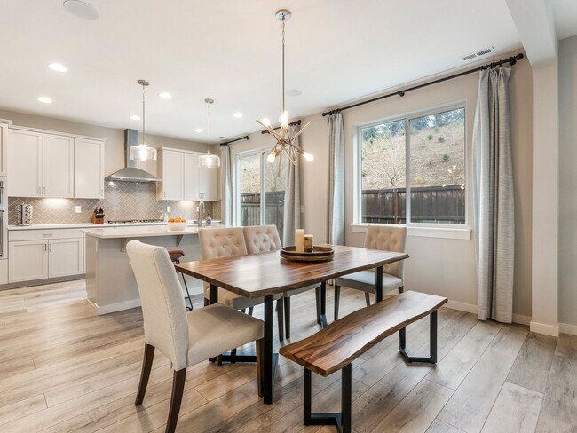 Building Photo - Stunning 4 Bed/2.5 Bath Modern Farmhouse in Scouters Mountain - HV