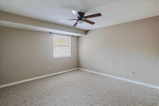 Building Photo - 14 Shore Dr