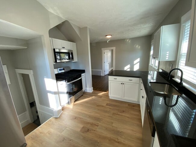 Building Photo - Fully Remodeled 3Bedroom House!