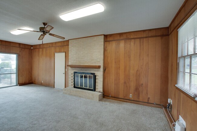 Building Photo - 904 SE Chatterson Rd