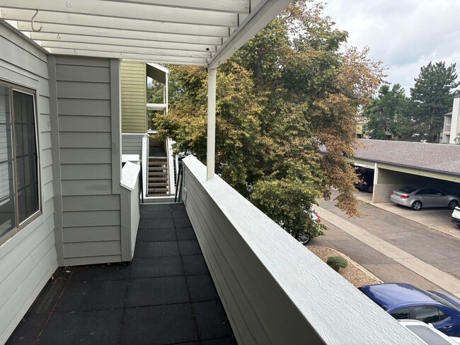 Building Photo - Top Floor 2 Bed 1.5 Bath Two Story Condo I...