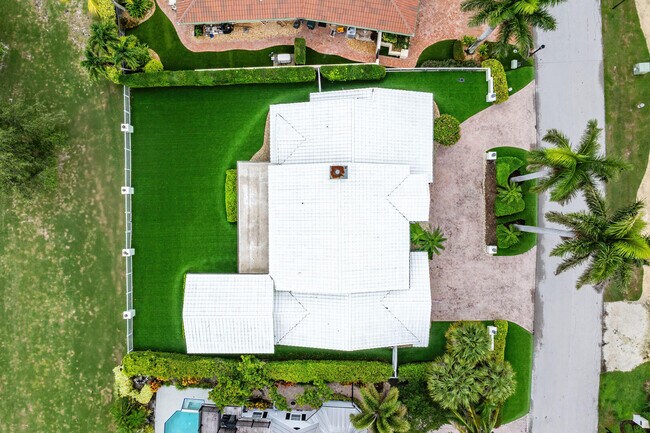 Building Photo - 1356 Thatch Palm Dr
