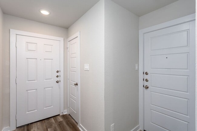 Building Photo - Move-In Ready 3BR with Private Yard & Modern Upgrades – Won’t Last!