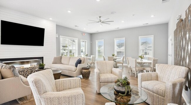 Building Photo - 31 Quaker Rdg Dr