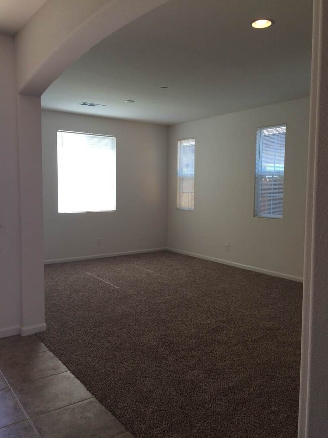 Building Photo - BEAUTIFUL  4+2 - $2550+$2550 Deposit - 93313