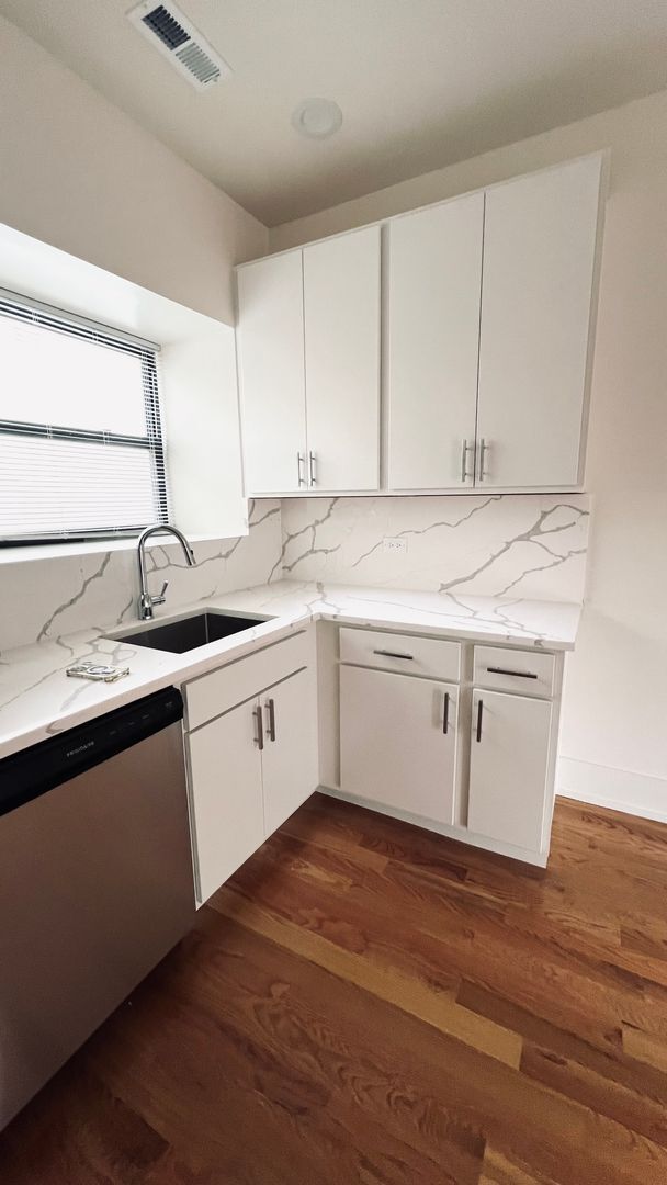 Building Photo - New Renovation 2 BR/2 BA right by the lake!