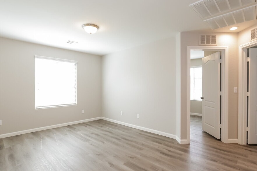 Building Photo - 6388 Kellyville Dr