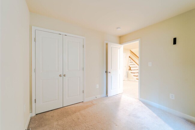 Building Photo - Stunning Centreville Townhome With Excellent Commuter Access