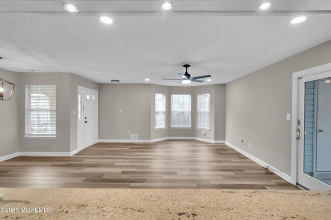 Building Photo - 83 Tulip Ln