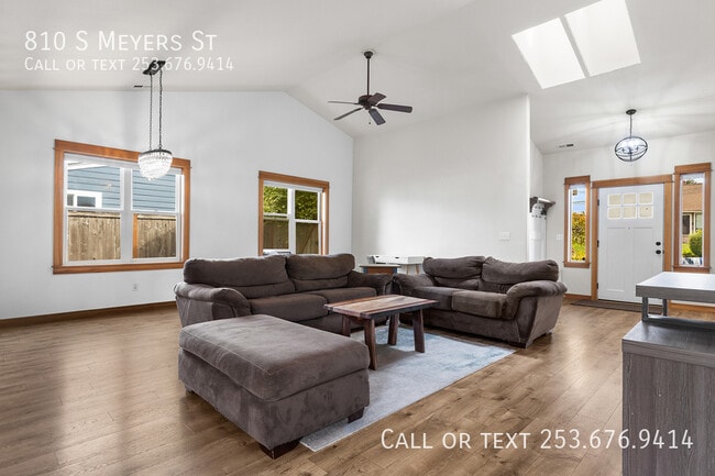 Building Photo - 810 S Meyers St