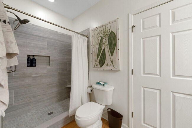 Building Photo - Charming 2BR Condo in Asheville