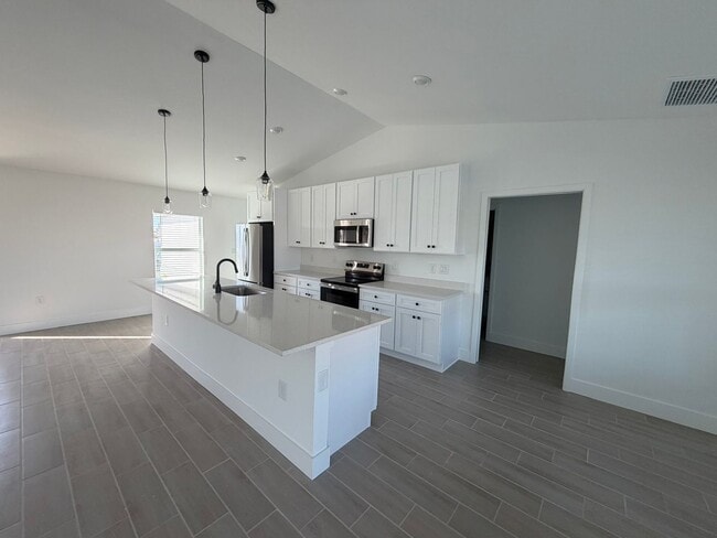 Building Photo - 1607 Ne-36 Ln