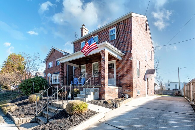 Building Photo - For Rent: Beautiful Brick Single-Family FU...