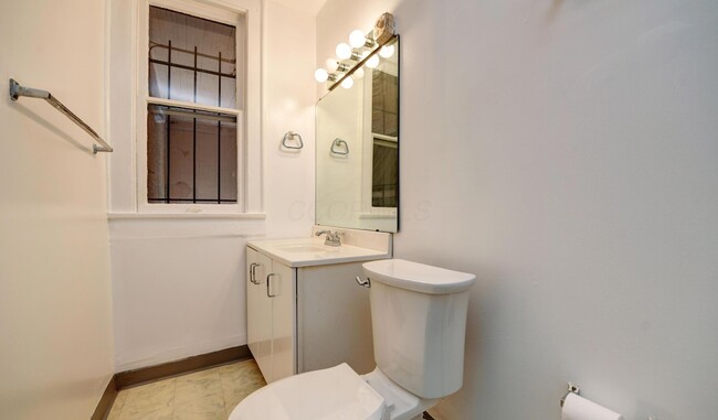 Building Photo - 1427 1/2 Bryden Road Unit