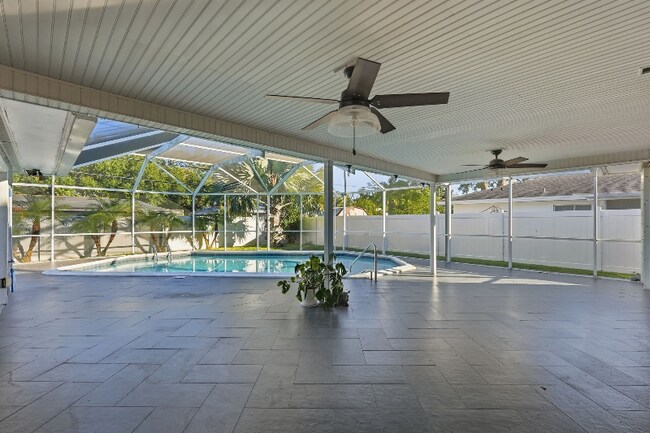 Building Photo - 725 Patricia Ave