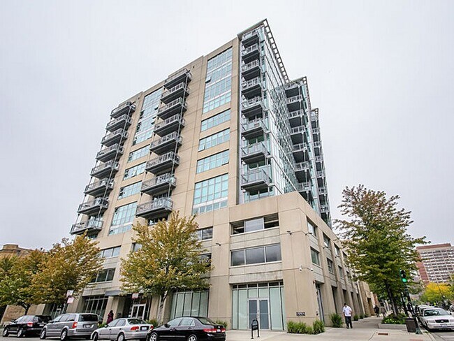 Building Photo - 1000 W Leland Ave