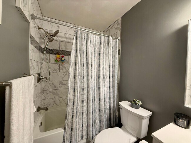 Building Photo - Beutifully updated 4 bed 2.5 bath home with large yard!