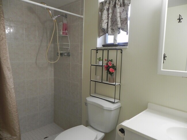 Building Photo - 2855 Garden Dr N