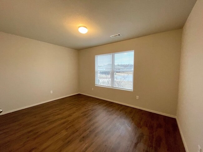 Building Photo - Three bed,  two bath in Valley View available now