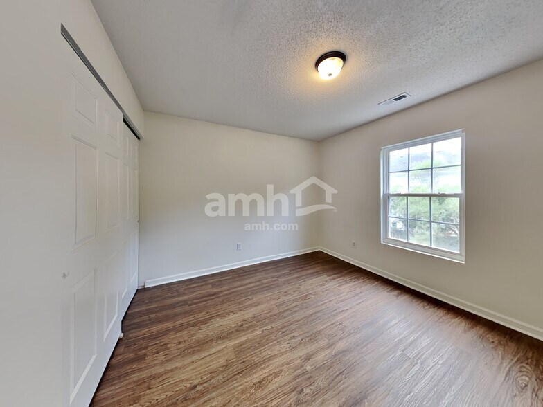 Building Photo - 124 Trayesan Dr