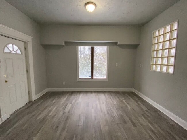 Building Photo - CENTRALLY LOCATED 6 BEDROOM 2 BATH OVER 2200 SQ FT!